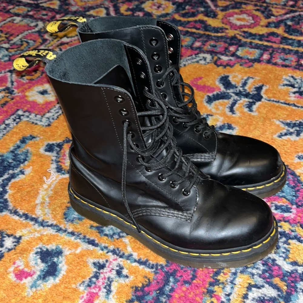 Dr Marten boots men size 7. Black leather great condition barely worn!